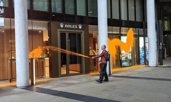 Эко-активисты напали на бутик Rolex в Лондоне