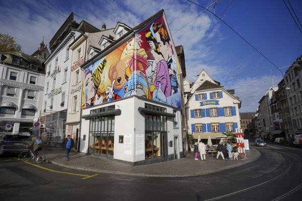 Oris раскрасила фасады своих магазинов