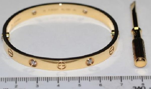 В багаже пассажира в Шереметьево нашли браслеты Cartier