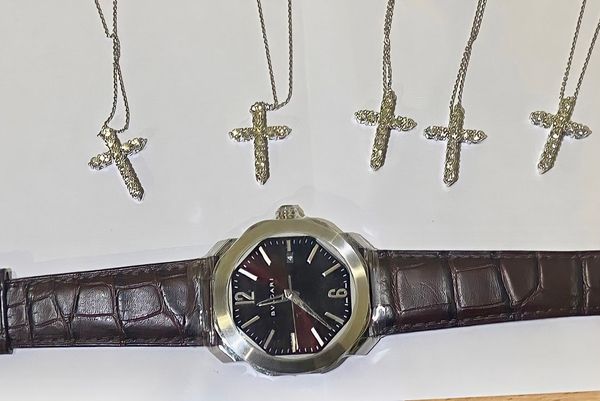 Часы Bvlgari и 18 крестов с бриллиантами - находки таможенников в Домодедово