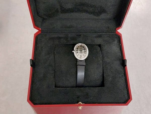 В Пулково задержали часы Cartier